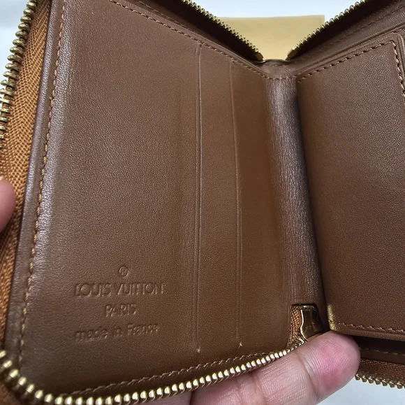 Louis Vuitton compact wallet - SOLD🥳 - Picture 4 of 9